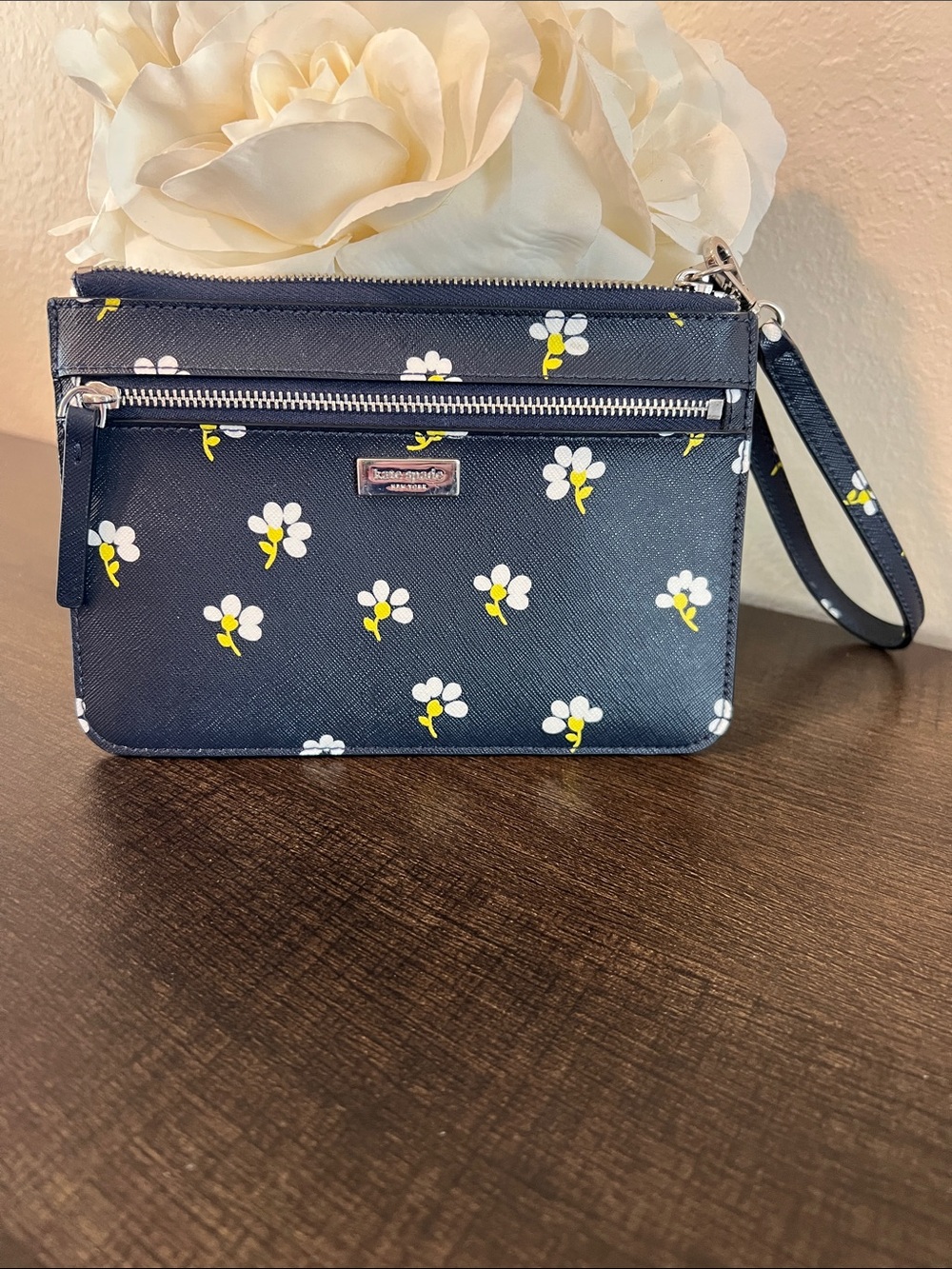 kate spade Shore Street Daisy Toss Tinie Wristlet
